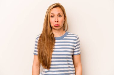 Beyaz arka planda soyutlanmış beyaz bir kadın üzgün, ciddi bir yüz, mutsuz ve hoşnutsuz..