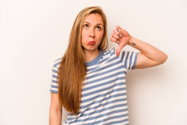 Beyaz arka planda izole edilmiş, hoşlanmadığı bir hareket gösteren beyaz bir kadın. Anlaşmazlık konsepti.