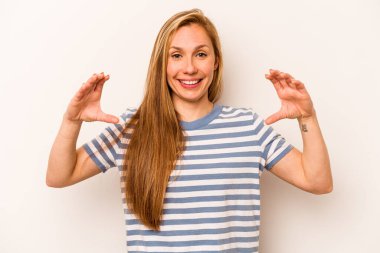 Beyaz arka planda izole edilmiş beyaz bir kadın elinde avuç içi bir şeyle kameraya sunuyor..