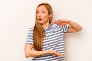 Beyaz arka planda izole edilmiş beyaz bir kadın iki eliyle bir şey tutuyor, ürün sunumu..