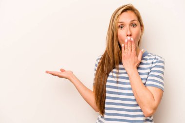 Beyaz arka planda izole edilmiş beyaz tenli genç bir kadın avuç içinin fotokopi alanından etkilenmiş..