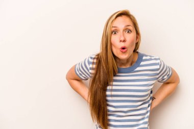 Beyaz arka planda izole edilmiş beyaz bir kadın gördüğü bir şey yüzünden şoka uğruyor..