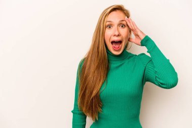 Beyaz arka planda izole genç beyaz kadın yüksek sesle bağırıyor, gözleri açık ve elleri gergin tutuyor..