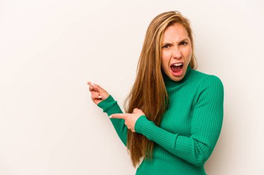 Beyaz arka planda izole edilmiş genç beyaz kadın işaret parmaklarıyla fotokopi alanını işaret ederek heyecan ve arzusunu ifade ediyor..