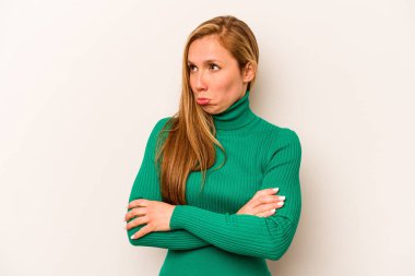 Beyaz arka planda izole genç beyaz kadın tekrarlanan bir görevden yoruldu.