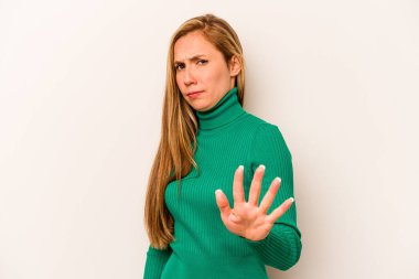 Beyaz arka planda izole edilmiş beyaz bir kadın tiksinti belirtisi gösteren birini reddediyor..