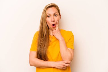 Beyaz arka planda soyutlanmış beyaz bir kadın, yaratıcılık kavramına sahip..