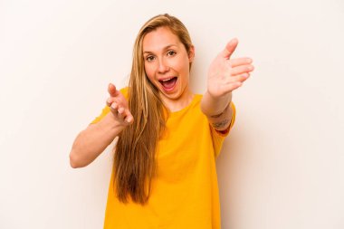 Beyaz arka planda izole edilmiş beyaz kadın kameraya sarıldığı için kendini güvende hissediyor..