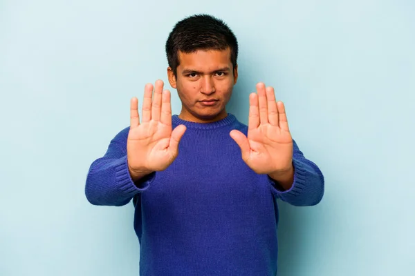 Jovem Hispânico Homem Isolado Fundo Azul Com Mão Estendida Mostrando — Fotografia de Stock