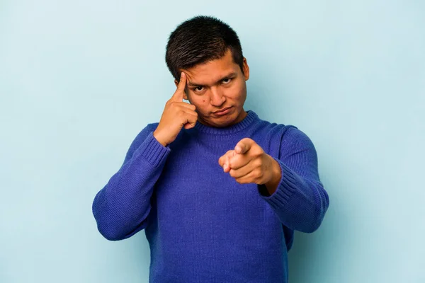 Mladý Hispánec Izolovaný Modrém Pozadí Ukazující Prstem Chrám Přemýšlející Zaměřený — Stock fotografie