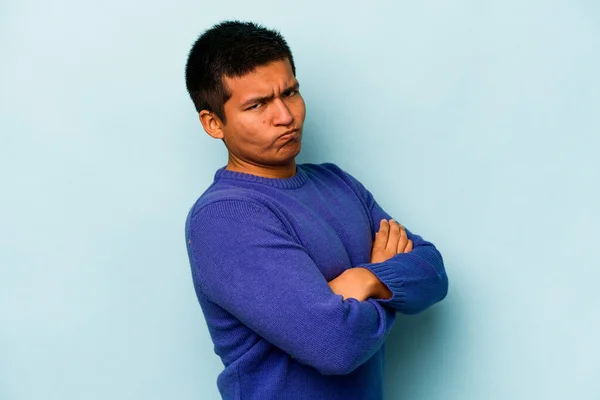 Молодий Іспаномовний Чоловік Ізольований Синьому Фоні Кидається Незадоволення Тримає Руки — стокове фото