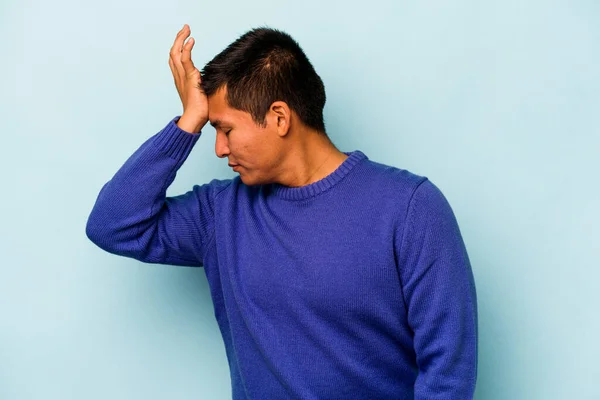 Jovem Hispânico Isolado Fundo Azul Esquecendo Algo Batendo Testa Com — Fotografia de Stock