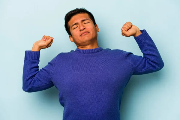 Young Hispanic Man Isolated Blue Background Stretching Arms Relaxed Position — ストック写真