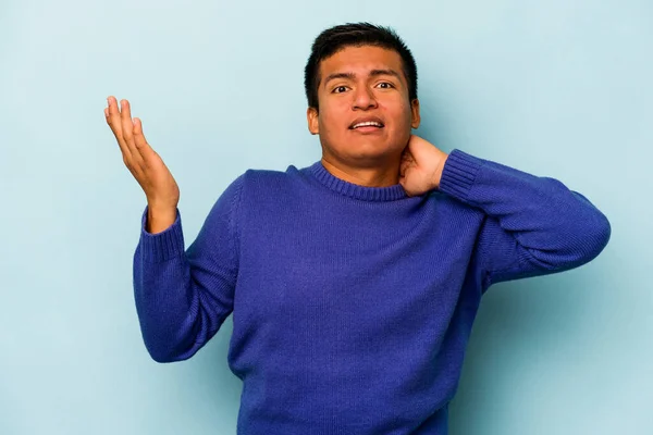 Young Hispanic Man Isolated Blue Background Screaming Rage — Stock Photo, Image