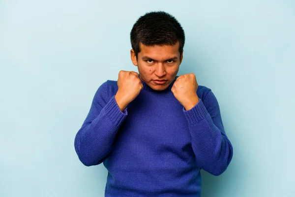 Junger Hispanischer Mann Isoliert Auf Blauem Hintergrund Verärgert Schreiend Mit — Stockfoto