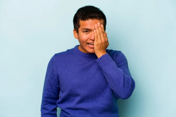 Young Hispanic Man Isolated Blue Background Having Fun Covering Half — Stock Photo, Image