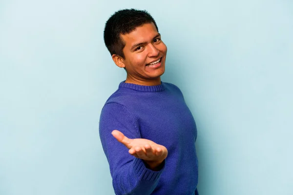 Jeune Homme Hispanique Isolé Sur Fond Bleu Étirant Main Caméra — Photo