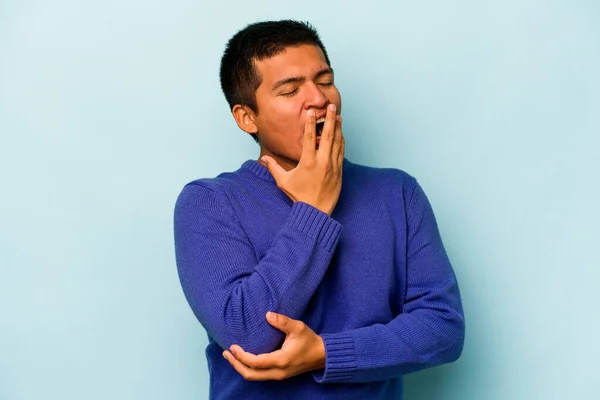 Jovem Hispânico Isolado Fundo Azul Bocejo Mostrando Gesto Cansado Cobrindo — Fotografia de Stock