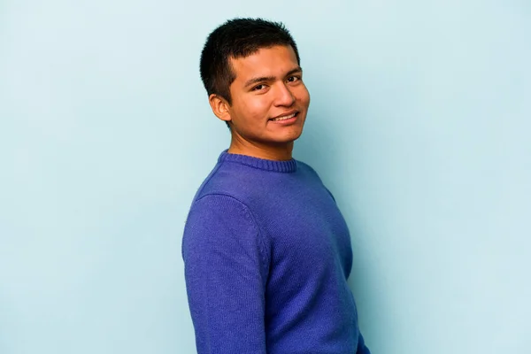 Joven Hombre Hispano Aislado Sobre Fondo Azul Confiado Manteniendo Las — Foto de Stock