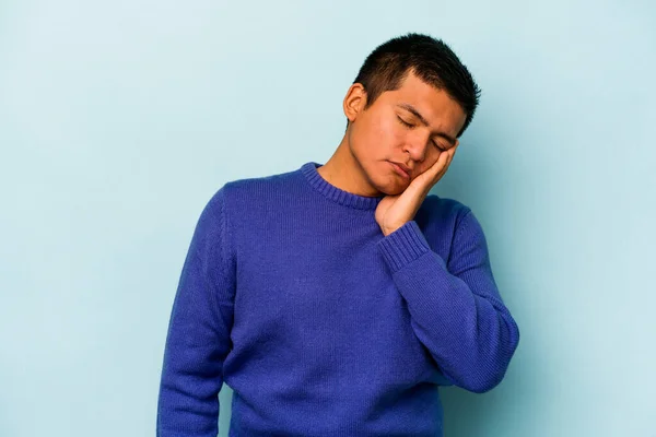 Jovem Hispânico Isolado Fundo Azul Que Está Entediado Cansado Precisa — Fotografia de Stock