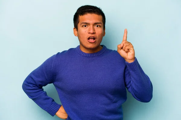 Joven Hombre Hispano Aislado Sobre Fondo Azul Teniendo Una Idea — Foto de Stock