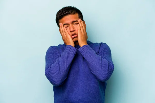 Jovem Hispânico Isolado Fundo Azul Choramingando Chorando Desconsoladamente — Fotografia de Stock