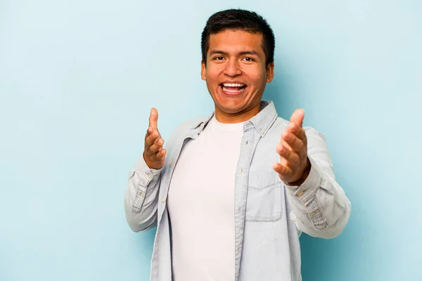 Junger Hispanischer Mann Isoliert Auf Blauem Hintergrund Fühlt Sich Sicher — Stockfoto
