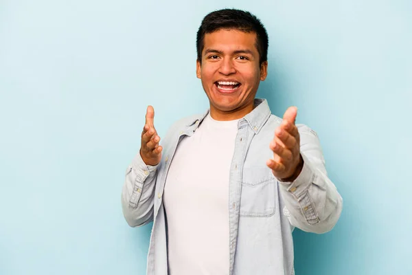 Joven Hombre Hispano Aislado Sobre Fondo Azul Siente Seguro Dando — Foto de Stock