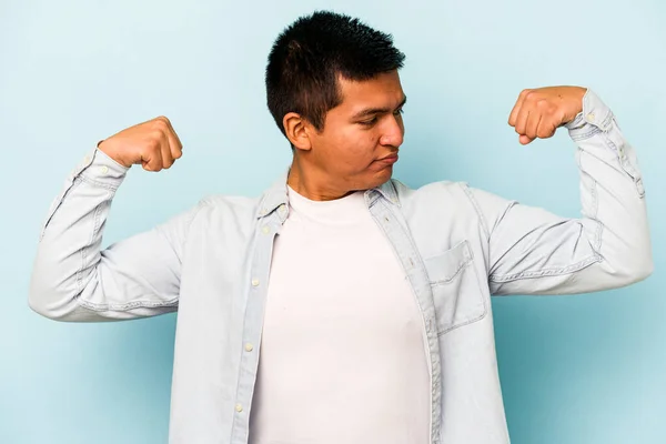 Jovem Hispânico Isolado Fundo Azul Mostrando Gesto Força Com Braços — Fotografia de Stock