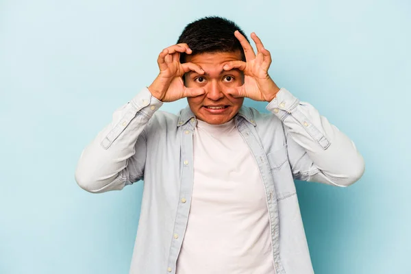 Jovem Hispânico Isolado Fundo Azul Mantendo Olhos Abertos Para Encontrar — Fotografia de Stock