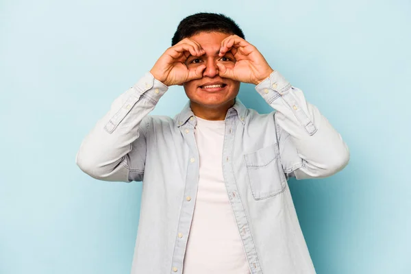 Jovem Hispânico Homem Isolado Azul Fundo Mostrando Sinal Sobre Olhos — Fotografia de Stock