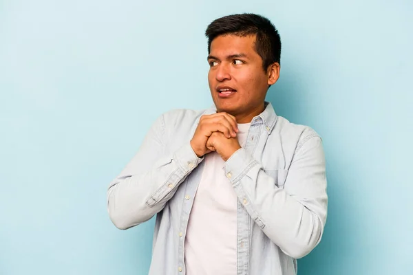 Junger Hispanischer Mann Isoliert Auf Blauem Hintergrund Der Glück Betet — Stockfoto