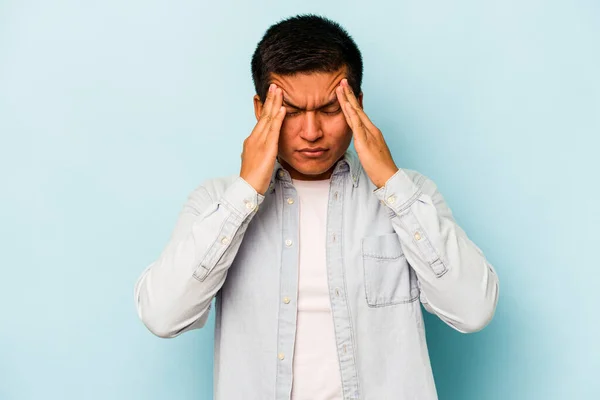 Young Hispanic Man Isolated Blue Background Having Head Ache Touching — стоковое фото