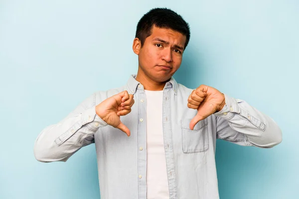 Junge Hispanische Mann Isoliert Auf Blauem Hintergrund Zeigt Daumen Nach — Stockfoto