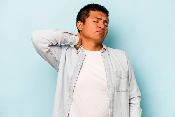 Joven Hispano Aislado Sobre Fondo Azul Masajeando Codo Sufriendo Después — Foto de Stock