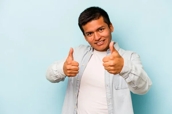 Joven Hispano Aislado Sobre Fondo Azul Levantando Ambos Pulgares Hacia — Foto de Stock