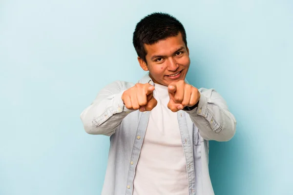 Junger Hispanischer Mann Isoliert Auf Blauem Hintergrund Und Zeigt Mit — Stockfoto