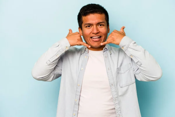 Junger Hispanischer Mann Isoliert Auf Blauem Hintergrund Und Zeigt Eine — Stockfoto