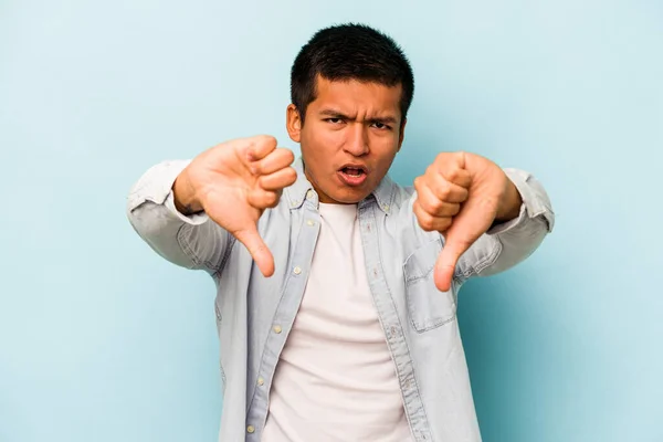 Junger Hispanischer Mann Auf Blauem Hintergrund Isoliert Zeigt Daumen Nach — Stockfoto