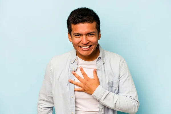 Junger Hispanischer Mann Auf Blauem Hintergrund Lacht Laut Aus Und — Stockfoto