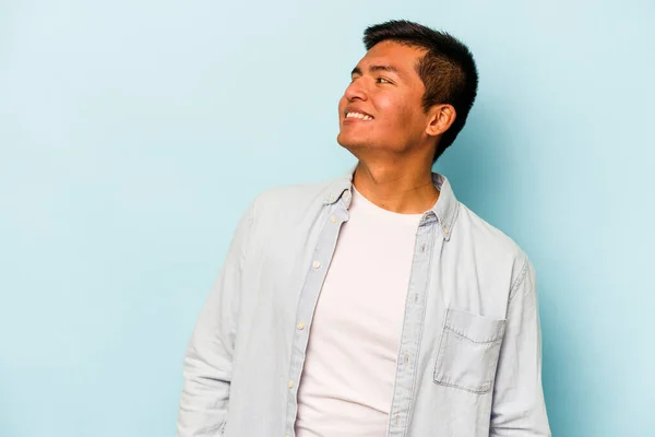 Jovem Hispânico Homem Isolado Fundo Azul Relaxado Feliz Rindo Pescoço — Fotografia de Stock