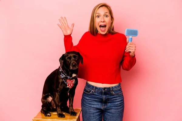 Young Caucasian Woman Combing Dog Isolated Pink Background Receiving Pleasant — Foto de Stock