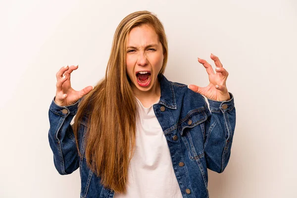 Beyaz arka planda izole edilmiş beyaz bir kadın öfkeyle çığlık atıyor..