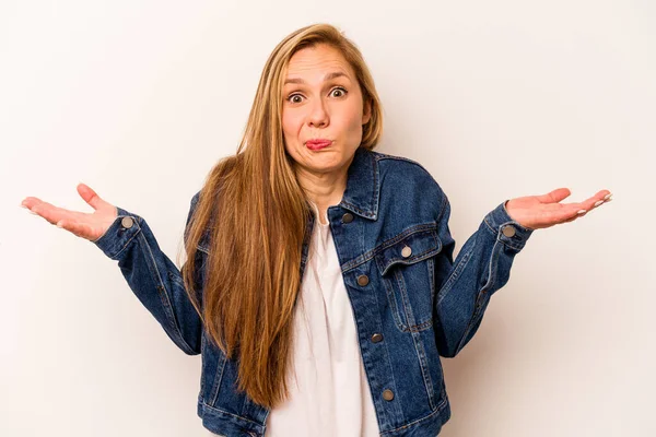 Beyaz arka planda soyutlanmış beyaz bir kadın sorgulama sırasında omuz silkiyor ve şüphe duyuyor..