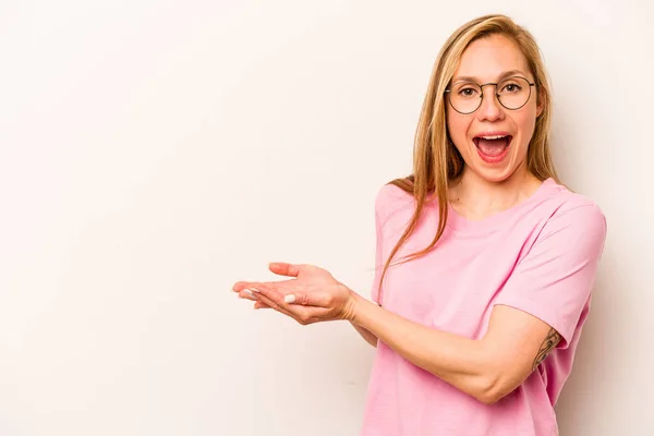 Giovane Donna Caucasica Isolata Sfondo Bianco Con Uno Spazio Copia — Foto Stock