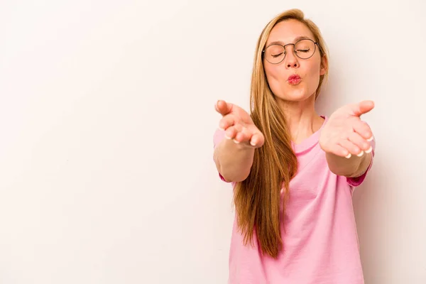 Junge Kaukasische Frau Isoliert Auf Weißem Hintergrund Faltet Lippen Und — Stockfoto