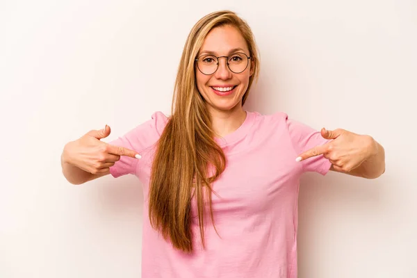 Mulher Branca Jovem Isolada Fundo Branco Aponta Para Baixo Com — Fotografia de Stock