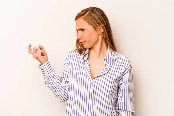 Beyaz arka planda izole edilmiş genç beyaz kadın sanki seni davet ediyormuş gibi seni işaret ediyor..