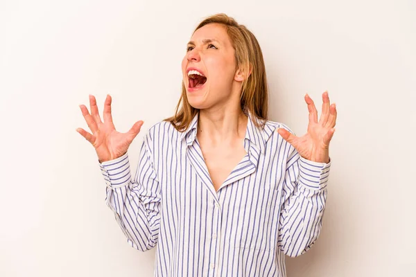 Beyaz arka planda izole edilmiş genç beyaz kadın gökyüzüne haykırıyor, yukarı bakıyor, hayal kırıklığına uğramış..