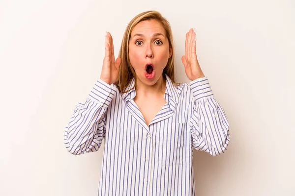 Jeune Femme Caucasienne Isolée Sur Fond Blanc Surprise Choquée — Photo